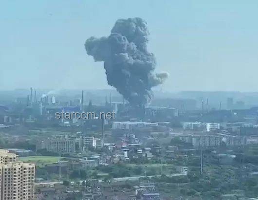 **航拍视角下的惊险一幕：山东化工厂爆炸事件亲历记**